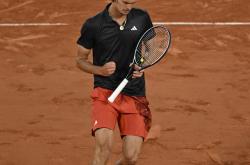 爱游戏体育-拉沃尔杯鏖战法网，兹维列夫高光表现