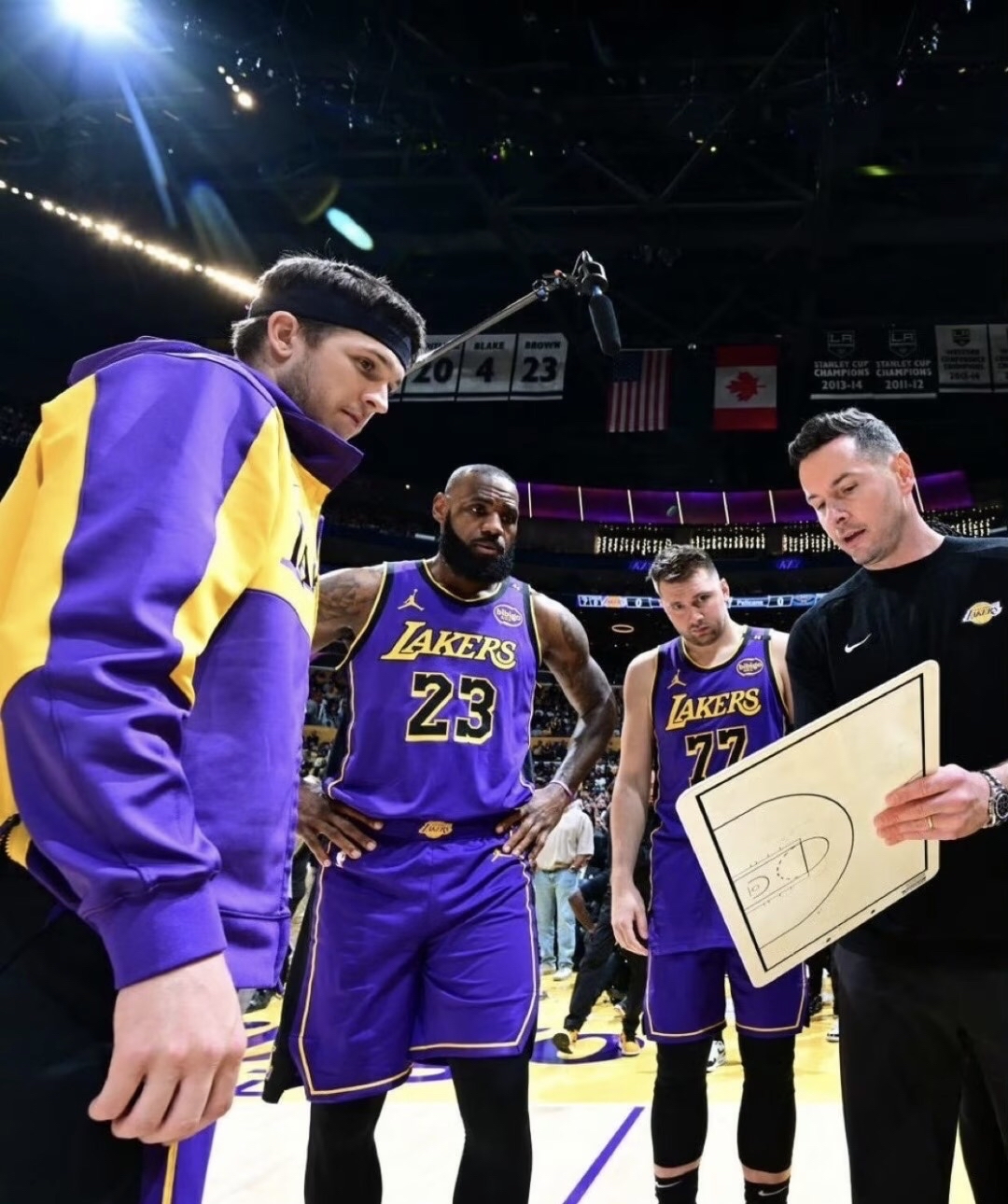 湖人主场力克开拓者,取得连胜 湖人主场力克开拓者,取得连胜