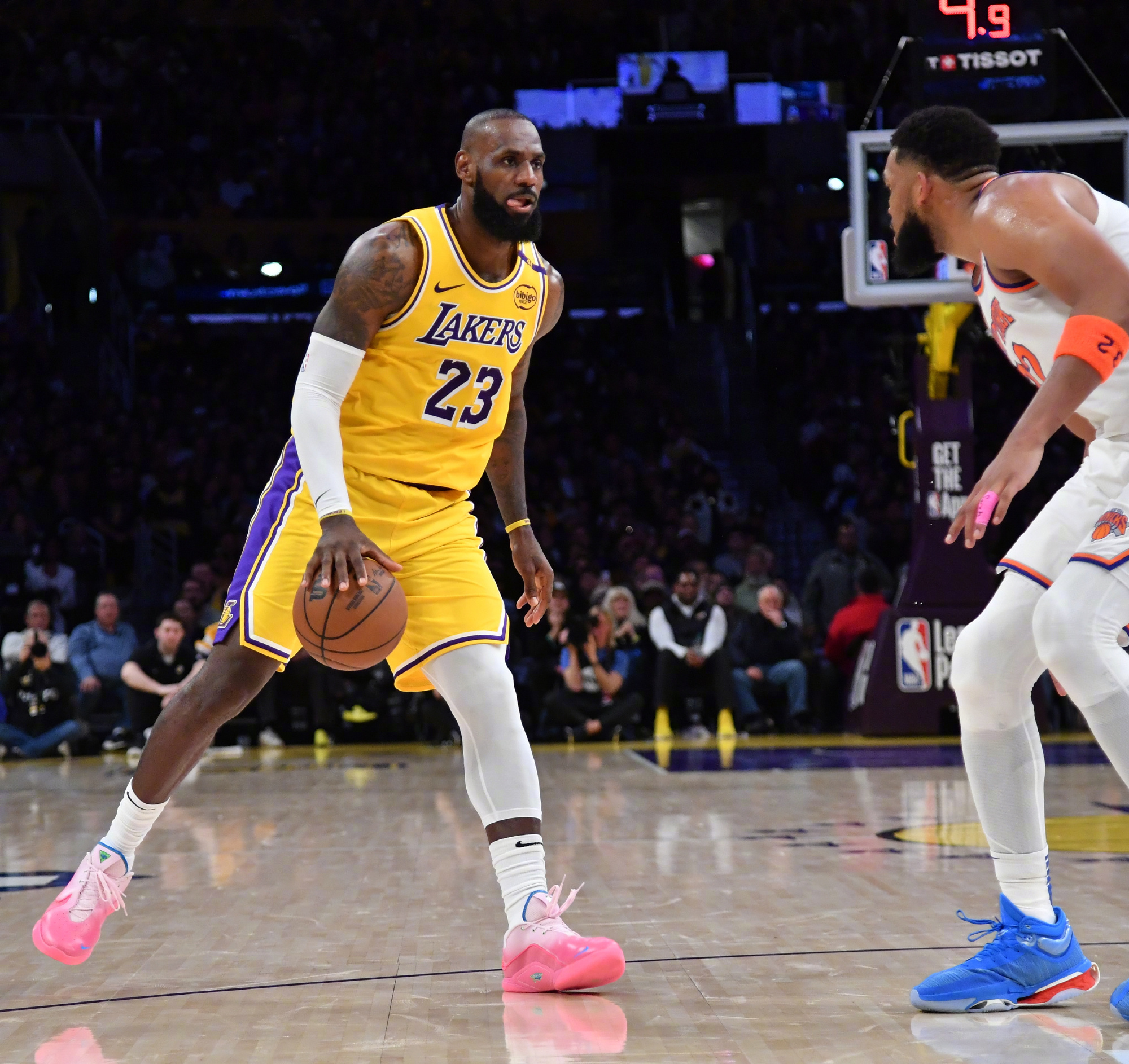 湖人主场力克开拓者,取得连胜 湖人主场力克开拓者,取得连胜