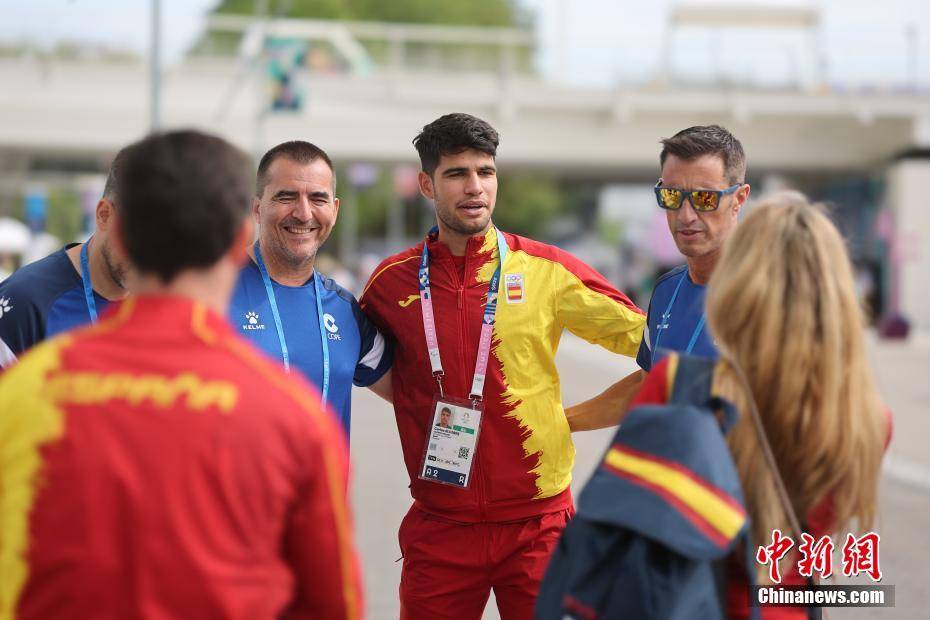 包含西班牙网球队力克世界网球队，阿尔卡拉斯制霸全场的词条