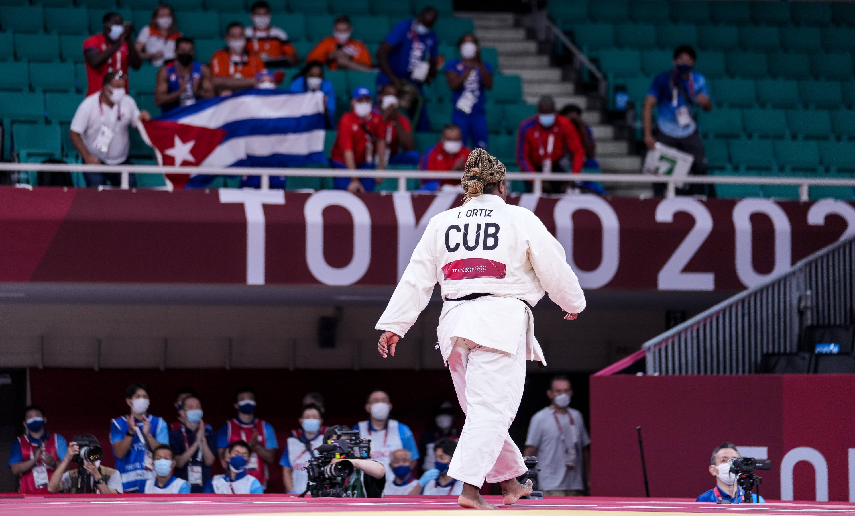 日本柔道选手展现出色技巧，夺得首金！