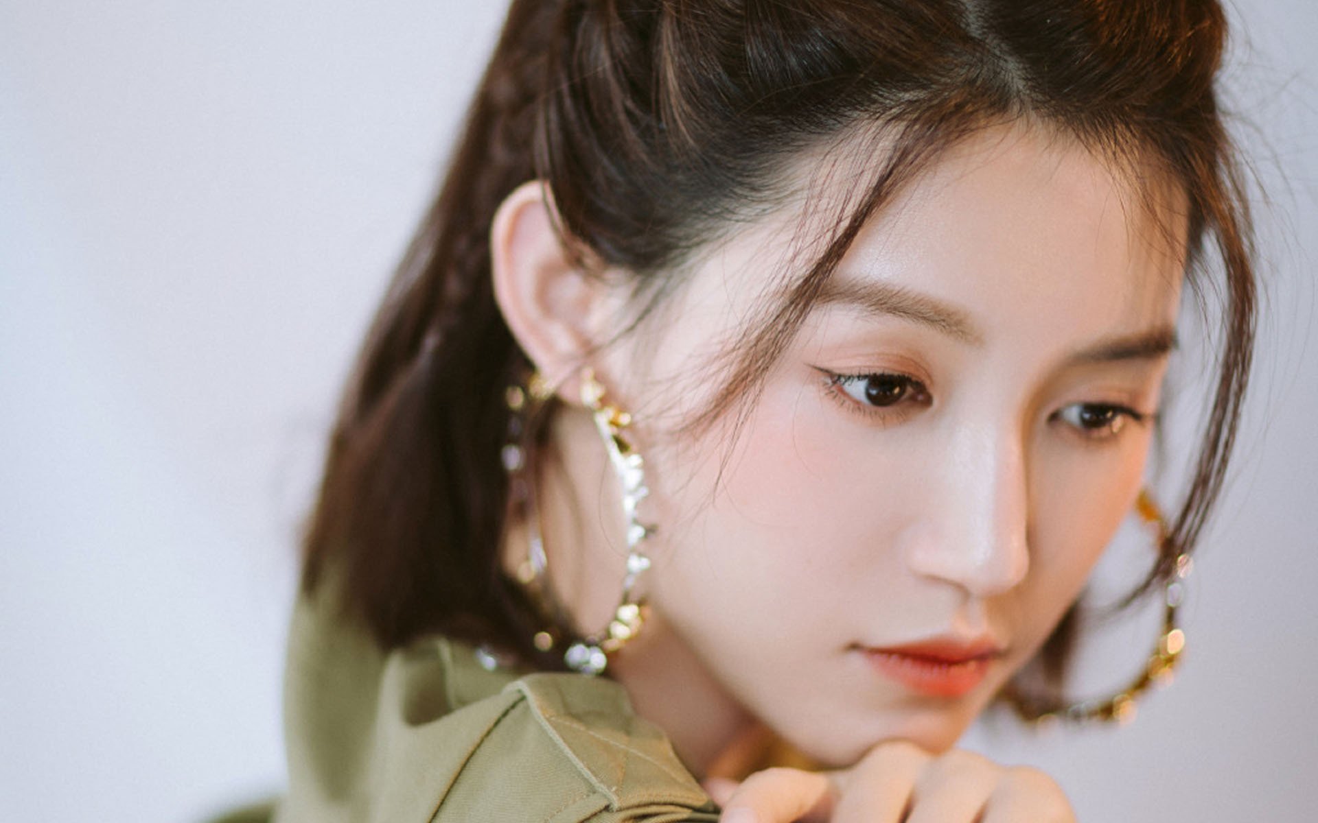 赛道与球场，体育双城记中的较量艺术